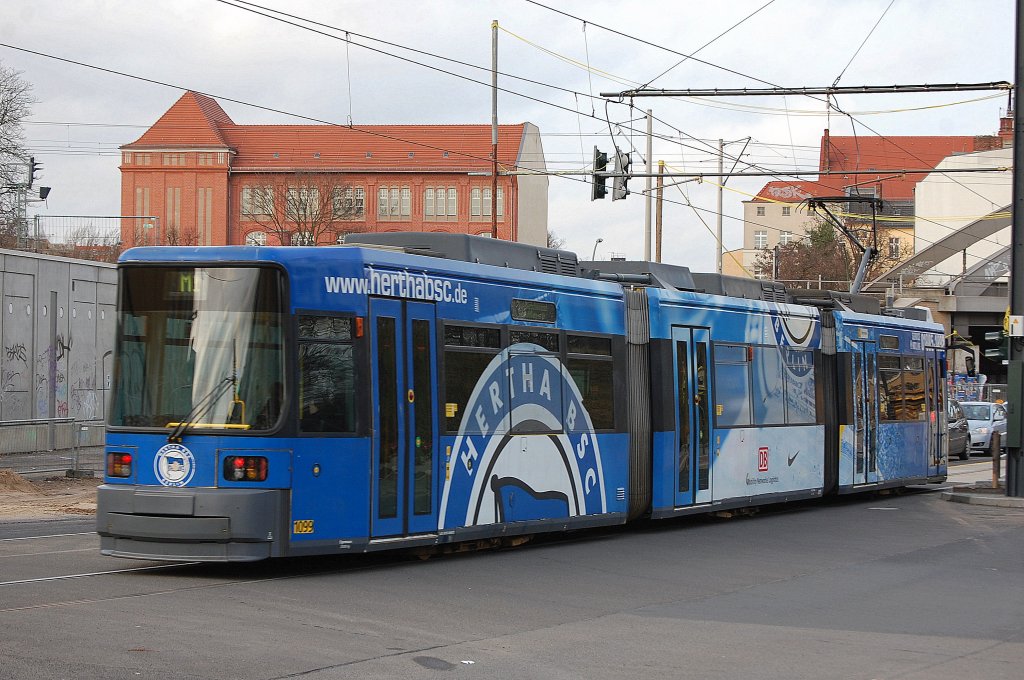 Tram der Berliner Verkehrsbetriebe 8BVG) Nr.1099 mit dem Hertha BSC Emblem Typ GT6N 2.Serie (ADtranz Bj.1998) auf der Linie M1 Richtung Niederschnhausen/Schillerstr., 15.01.11 Berlin-Pankow. 