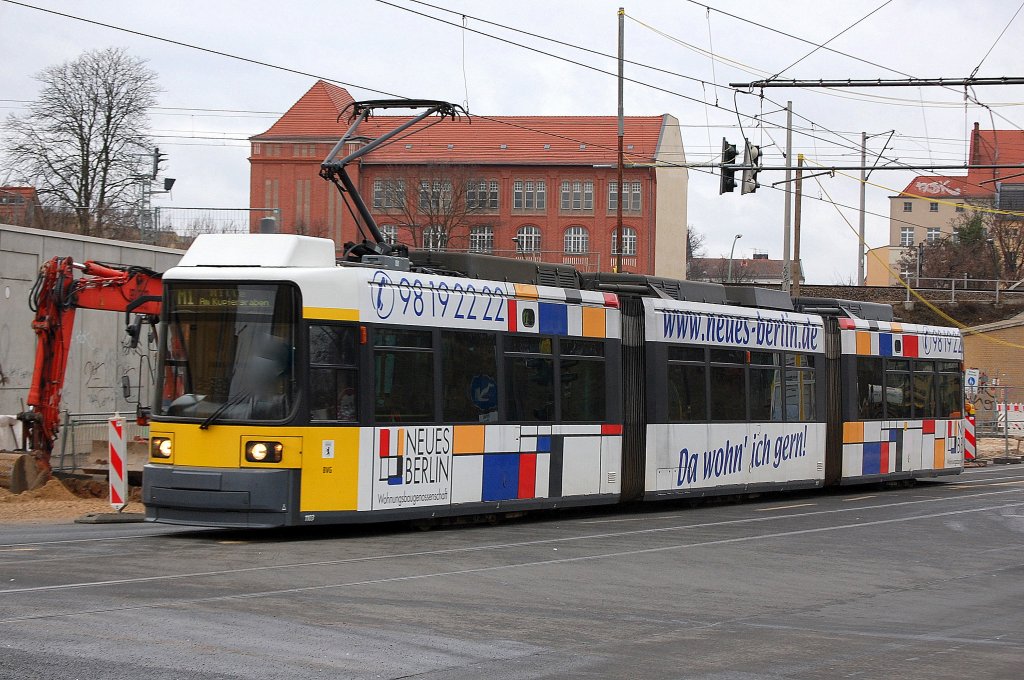 Tram der Berliner Verkehrsbetriebe (BVG) Nr. 1103 mit der Werbung  NEUES BERLIN  (Typ GT6N 2.Serie ADtranz Bj.1998) aud der Linie M1 Richtung Berlin Mitte/Amk Kupfergraben, 20.01.11 Berlin-Pankow. 
