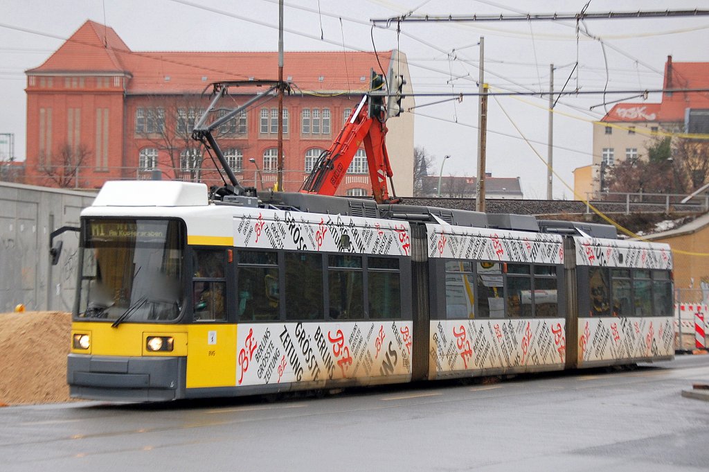 Tram der Berliner Verkehrsbetriebe (BVG) Nr.1018 mit BZ Werbung, Typ GT6N 1.Serie (AEG Bj.1995) auf der Linie M1 Richtung Berlin-Mitte Am Kupfergraben, 13.01.11 Berlin-Pankow.
