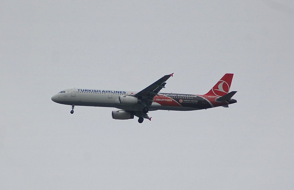 Turkish Airlines mit Airbus A321-231 (TC-JRO) beim Landeanflug Flughafen Berlin Tegel am 29.04.13 ber Berlin-Pankow.
