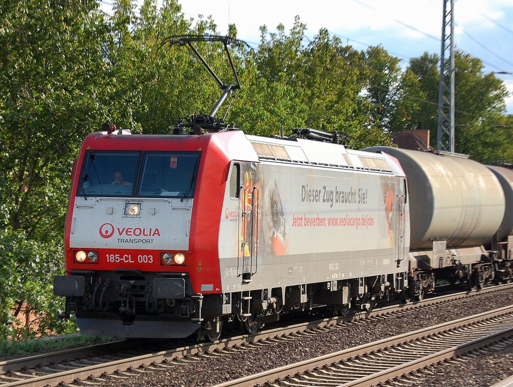 Veolia Cargo 185-Cl 003 (91 80 6185 503-0 D-VCD, Bj. 2001) mit einem Ganzzug Staubsilowagen Richtung Bernau, 11.09.09 Berlin-Karow.