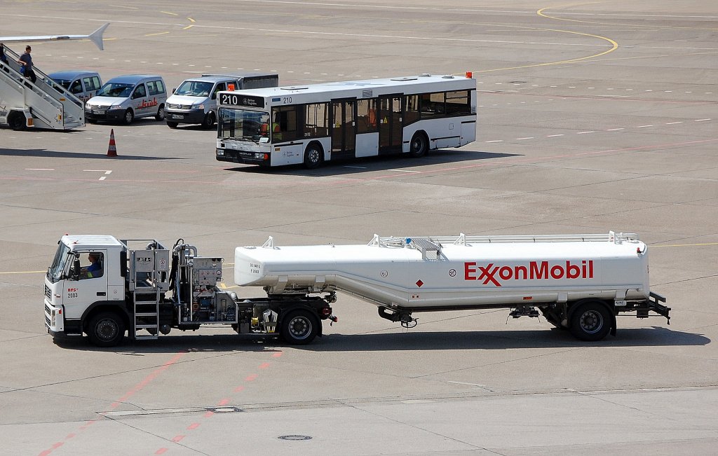 VOLVO Kerosintankfahrzeug von ExxonMobil, 23.06.12 Flughafen Berlin Tegel. 