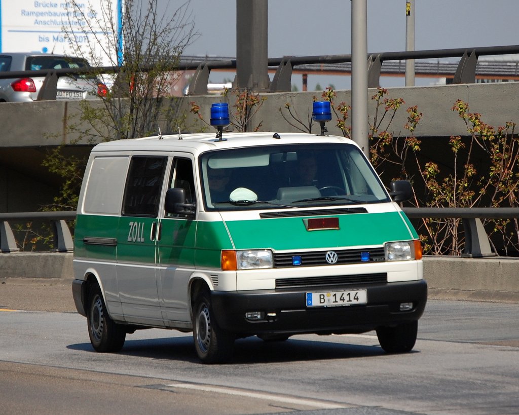 VW T4 Transporter des Berliner ZOLL, 29.04.09 Berliner Stadtautobahn Hhe Spandauer damm Brcke.