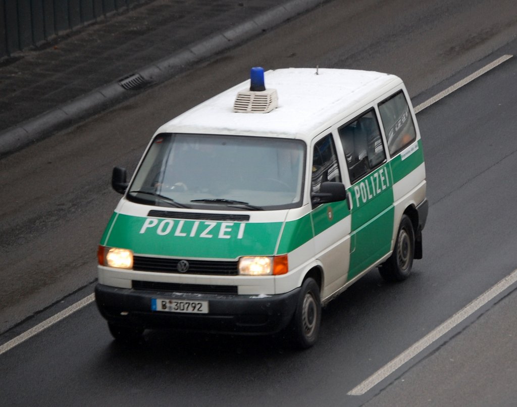 VW Transporter T3 der Berliner Polizei, klassischer Funkstreifenwagen, 07.01.09 Berliner Stadtautobahn Hhe Knobelsdorffstr.