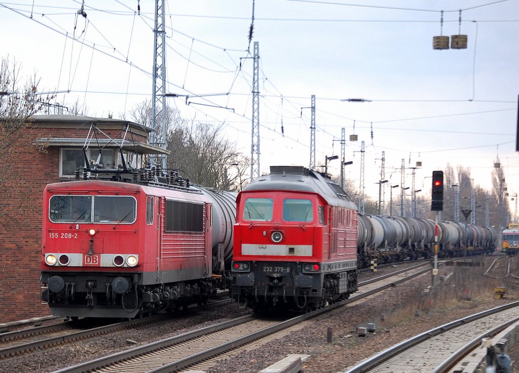 Whrend 232 358-2 am Haltesignal steht kommt 155 208-2 mit einem Kesselwagenzug das Karower Kreuz Berlin Richtung Bernau hochgefahren, 28.03.11