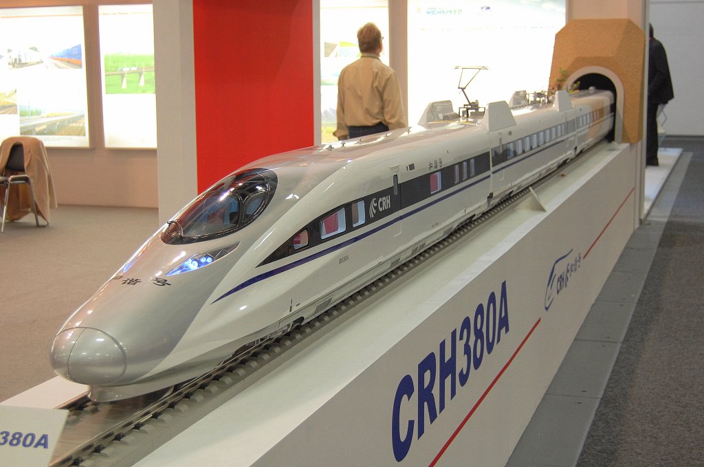 Wenn SIEMENS Designanregungen braucht sollte sie sich mal in Asien umtun, der neue HighSpeed Zug CRH380A aus China, da kann sie ihren neuen ICE gleich wieder in die Schrottpresse stecken, 24.09.10 InnoTrans 2010 