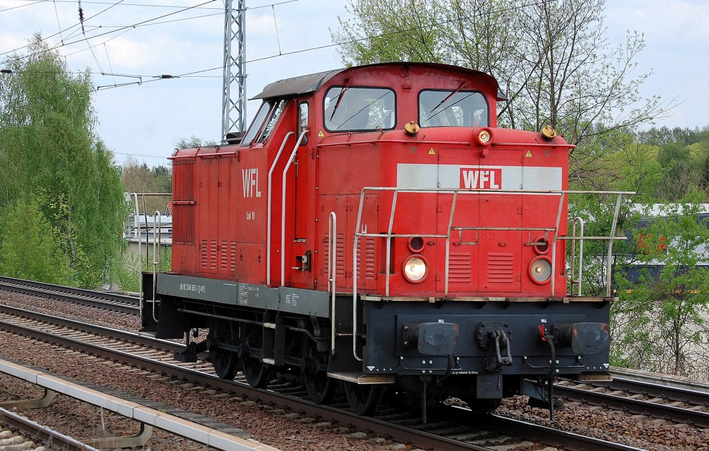 WFL Lok 10 (98 80 3346 685-1 D-WFL, LEW Bj.1970) am 06.05.13 Richtung Innenstadt, Berlin-Karow.