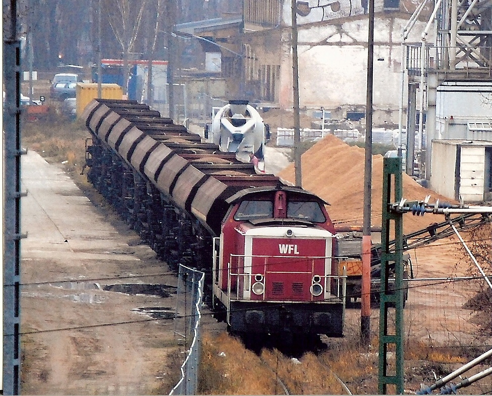 WFL Lok 5 (98 80 3346 674-5 D-WFL, LEW Bj.1970) am 17.12.08 an Gleisen die es aktuell schon lngere Zeit nicht mehr gibt am Zementwerk gegenber dem Berlin Westhafen, 17.12.08