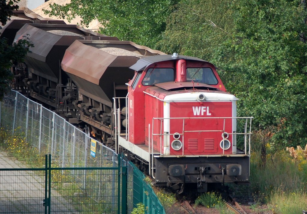 WFL Lok 5 (98 80 3346 674-5 D-WFL, Bj.1970) beim Kiestransport zum Zementwerk gegenber dem Berliner Westhafen am 27.08.08. Leider sind inzwischen die Gleise abgebaut, die Leistung wird per LKW erbracht, Umweltschwachsinn im klassischem Stil. 