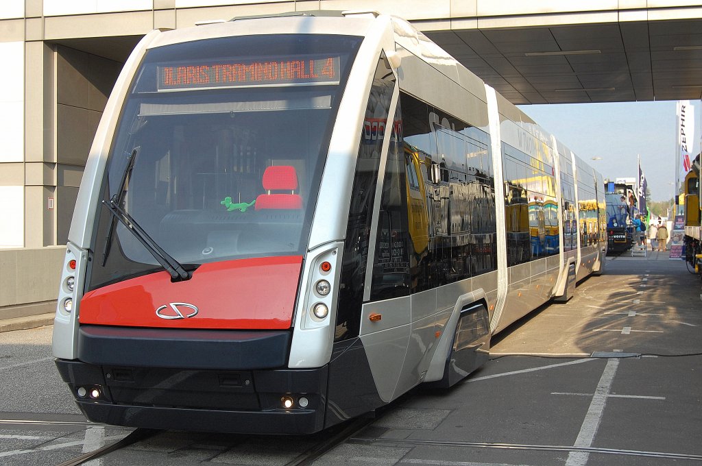 Wirklich beeindruckt hat mich die neue hochmoderne Niederflurstraenbahn Solaris Tramino vom Bushersteller SOLARIS, die durch Design und Inneneinrichtung zu berzeugen wei, InnoTrans 2010, 24.09.10