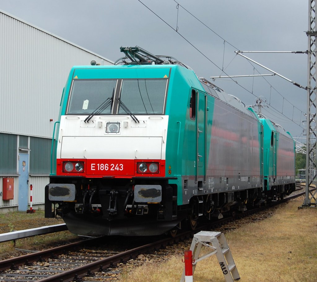 Zwei fabrikneue E 186r fr Alpha Trains (Locomotives) GmbH am Tag der offenen Tr auf dem Gelnde des Bombardierwerks Henningdorf am 16.05.09
Es sind E 186 243 (91 80 6186 243-2 D-BTK, Bj.2009) und E 186 245 (91 80 6186 245-7 D-BTK, Bj.2009).