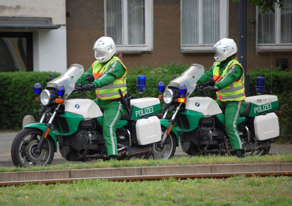 Zwei Polizisten auf der BMW K 75, dem Standardmtorrad des
ZBVK, dem Zentralen Verkehrseinsatz- und Begleitkommandos der Berliner Polizei, 01.05.10 Berlin-Pankow.