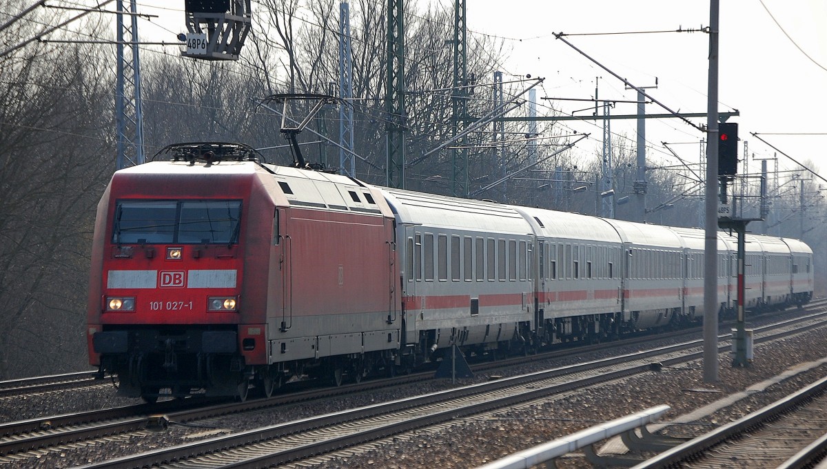 101 027-1 mit IC-Wagengarnitur am 26.02.14 Berlin-Blankenburg.