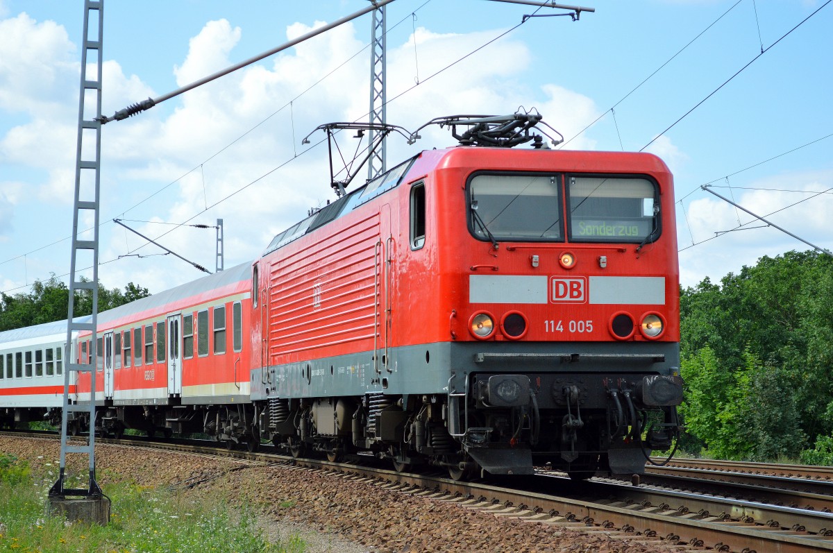 114 005 unterwegs mit dem schon seit Wochen eingesetzten Kreuzfahrerzug am 29.07.15 Berlin-Wuhlheide.