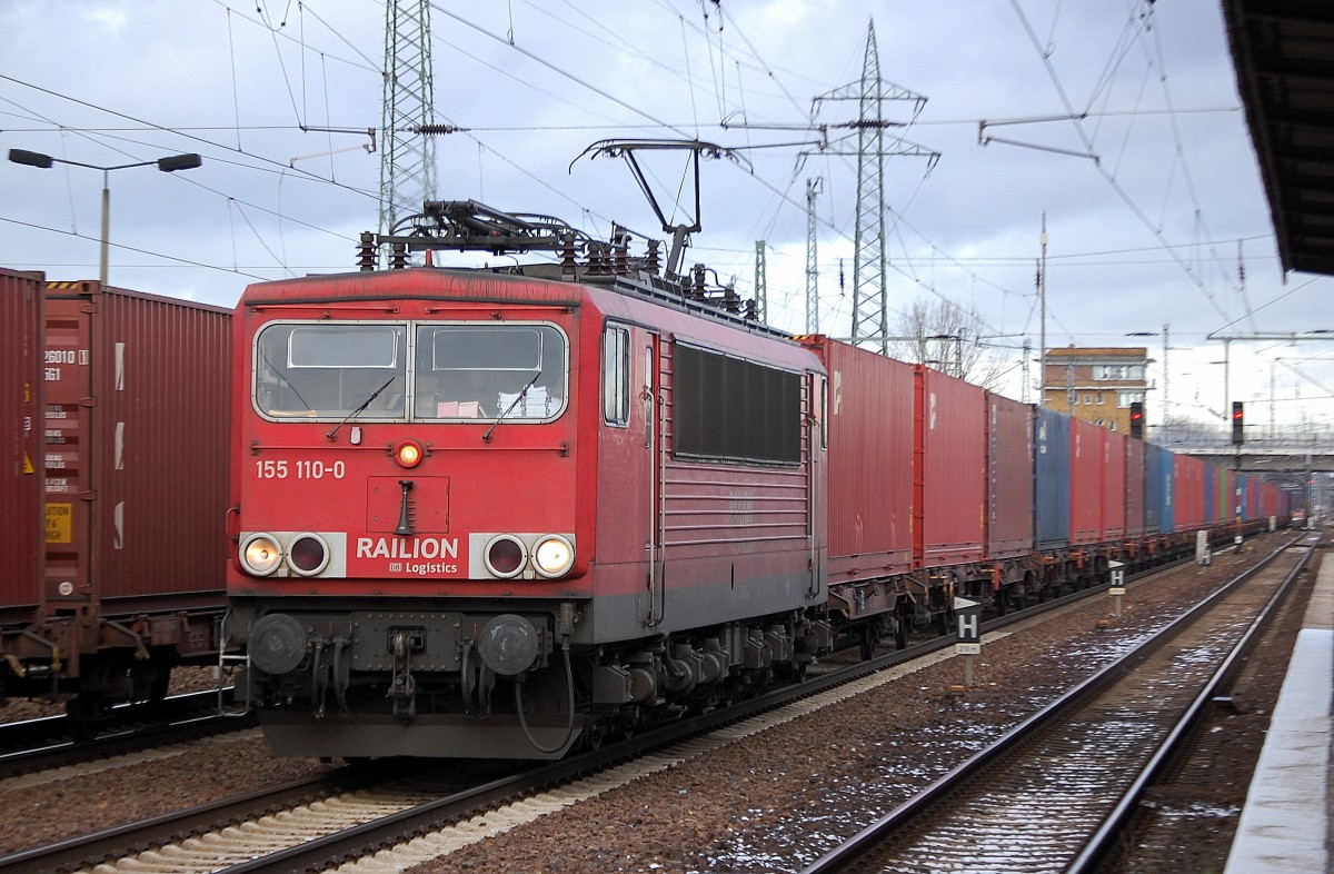 115 110-0 mit Containerzug fährt kurz zum Personalwechsel im Bhf. Flughafen Berlin-Schönefeld ein, 07.12.13