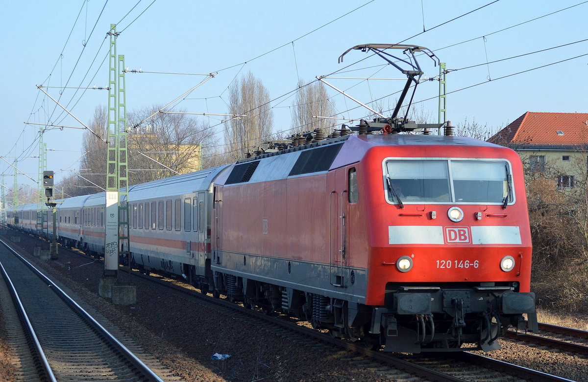120 146-6 mit einer IC-Wagengarnitur Richtung Berlin-Grunewald am 13.02.17 Berlin-Jungfernheide.