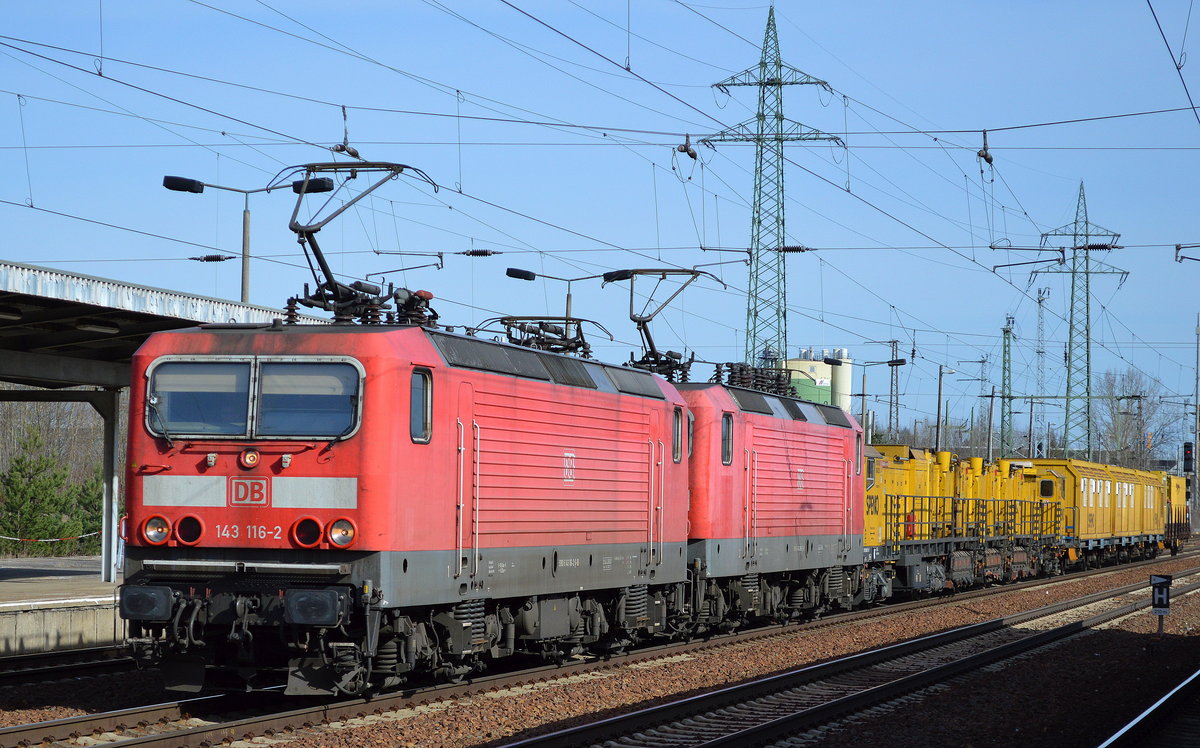 143 116-2 + 143 ???-? mit einem Schienenschleifzug SPENO RR 24 MC-7 ORAZIO mit dazugehörigen Beiwagen am 03.03.17 Durchfahrt Bf. Flughafen Berlin-Schönefeld.