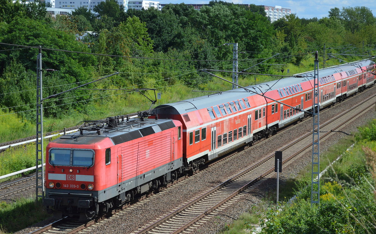 143 333-3 mit dem RE3 nach Stralsund Hbf am 06.08.17 Berliner Außenring Höhe Nerlin-Wartenberg.