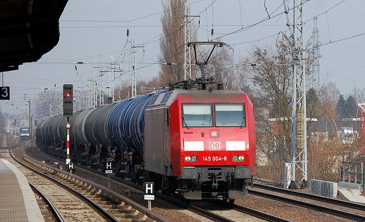 145 004-8 mit Kesselwagenzug am 26.02.14 Berlin-Karow.
