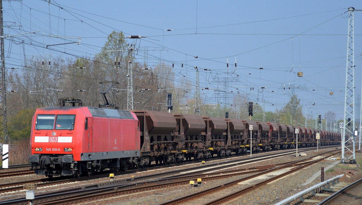 145 019-6 mit Schüttgutwagenzug am 03.04.14 berlin-Springpfuhl.