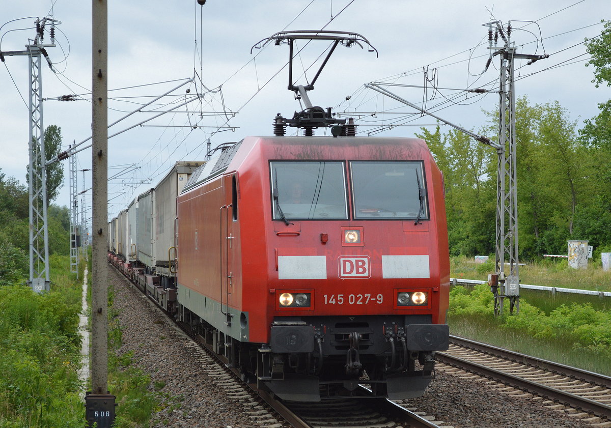 145 027-9 mit KLV-Zug (DB SCHENKER Trailer) am 23.06.17 Berlin-Hohenschönhausen.
