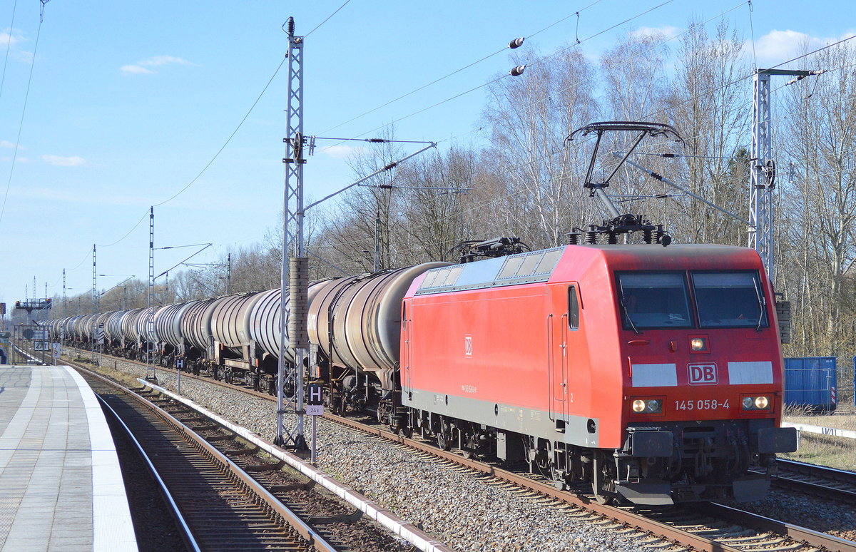 145 058-4 mit Kesselwagenzug (leer) Richtung Stendell am 24.03.17 Mühlenbeck bei Berlin.