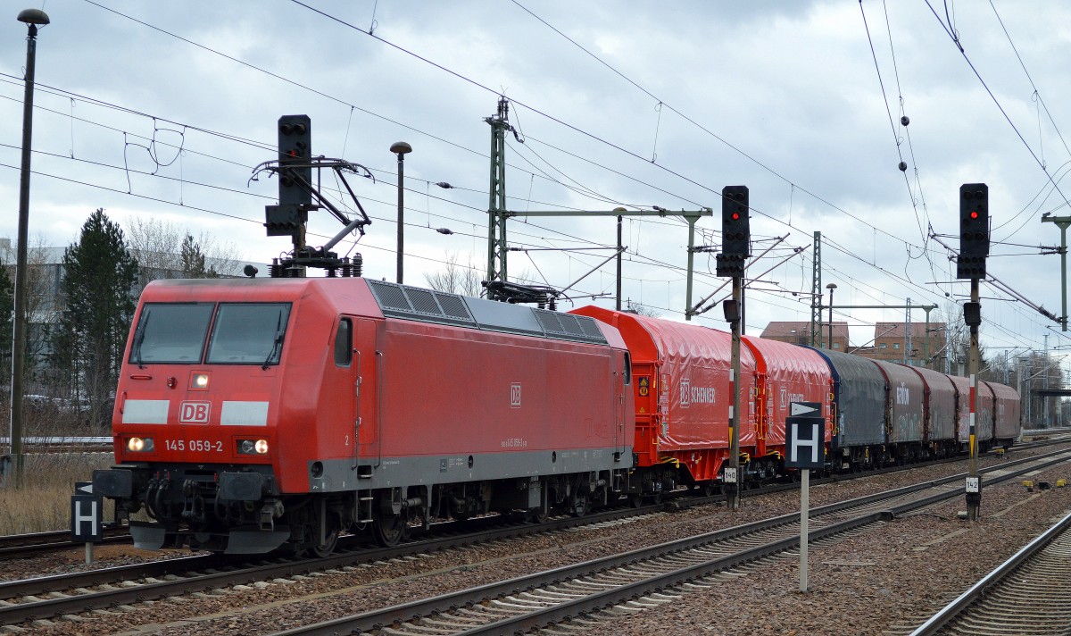 145 059-2 mit einem kurzen Güterzug Coiltransportwagen mit Planeabdeckung am 23.02.16 Bhf. Flughafen Berlin-Schönefeld.