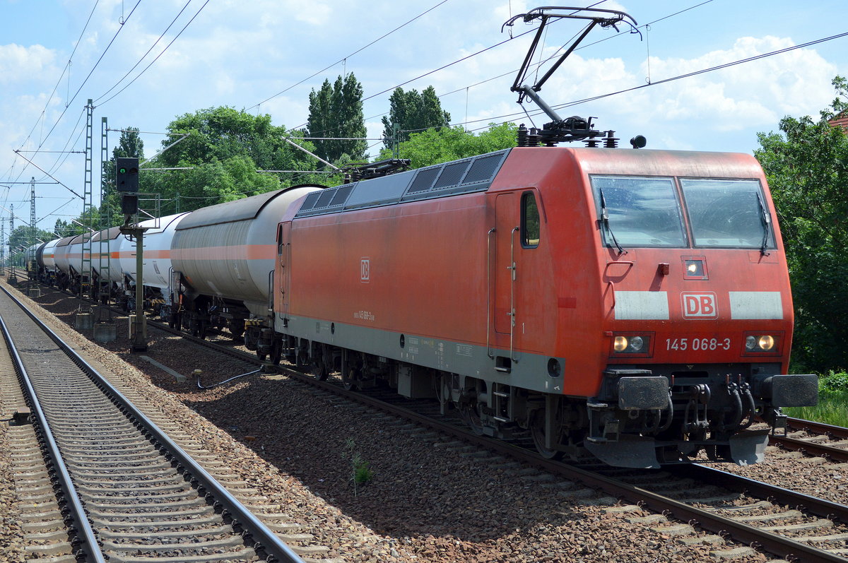 145 068-3 mit Kesselwagenzug am 03.06.16 Berlin-Jungfernheide Richtung Grunewald