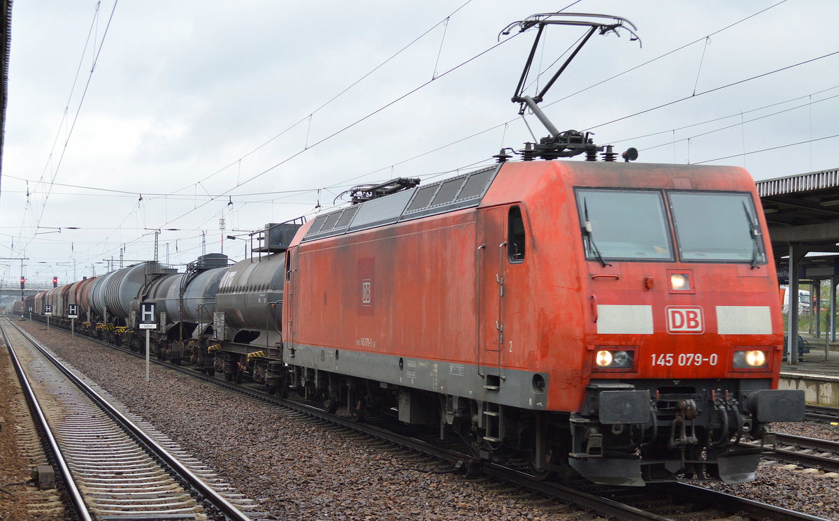 145 079-0 mit gemischtem Güterzug am 14.04.16 Bf. Flughafen Berlin-Schönefeld.