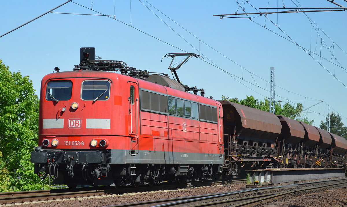 151 053-6 mit Schüttgutwagenzug am 18.05.17 Berlin-Wuhlheide.