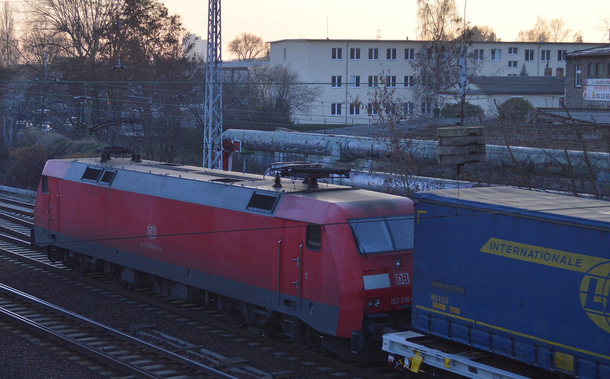 152 016-2 mit KLV-Zug (LKW-WALTER Trailer) am 21.12.16 Berlin-Springpfuhl.