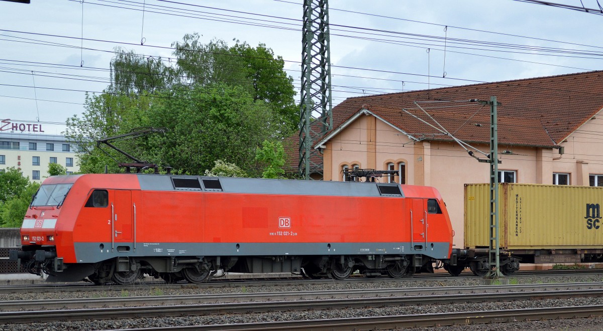 152 021-2 mit Containerzug am 10.05.14 Durchfahrt Bhf. Fulda.