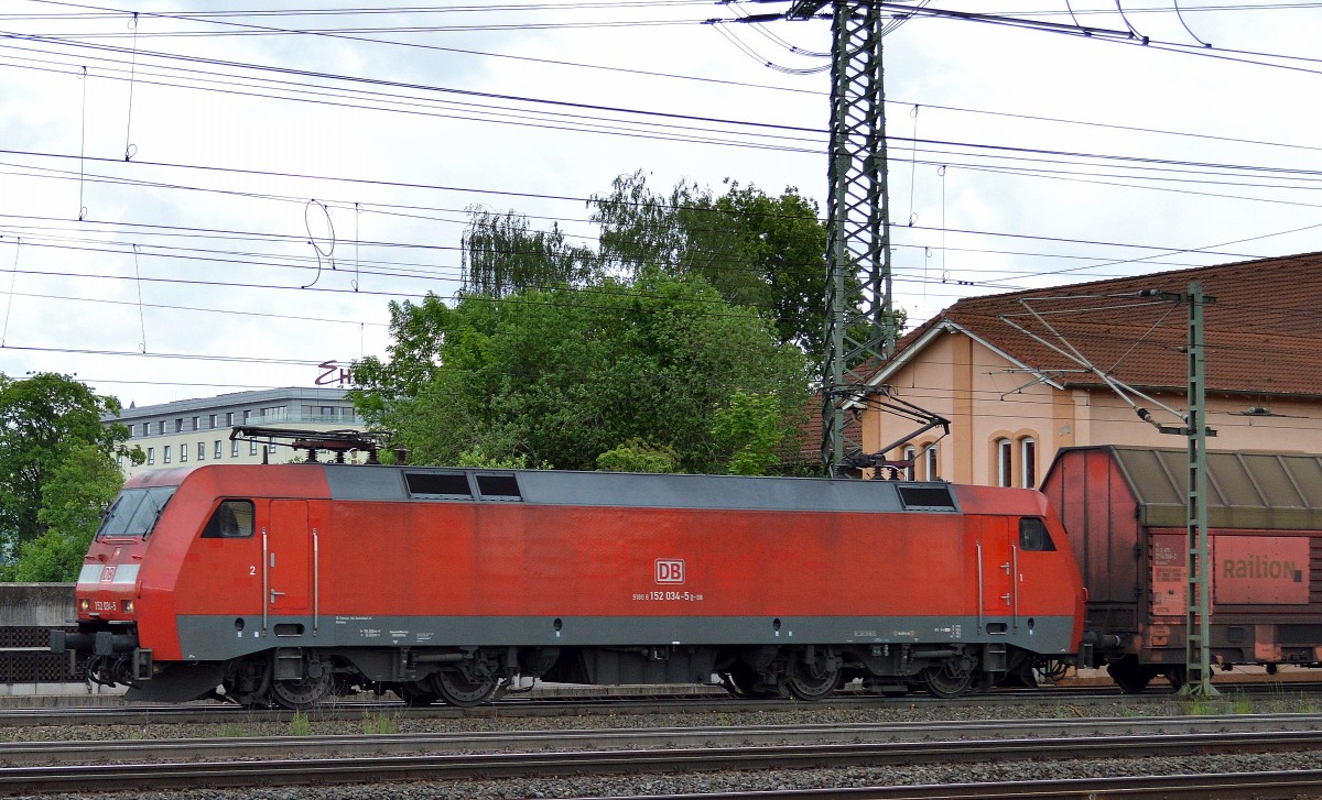 152 034-5 mit PKW-Transportzug am 23.05.14 Durchfahrt Bhf. Fulda.