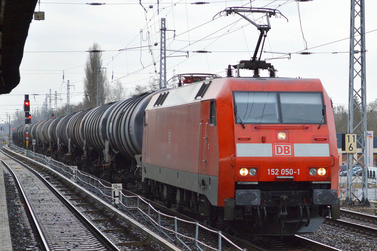 152 050-1 mit Kesselwagenzug (Dieselkraftstoff) am 06.03.17 Berlin-Karow.