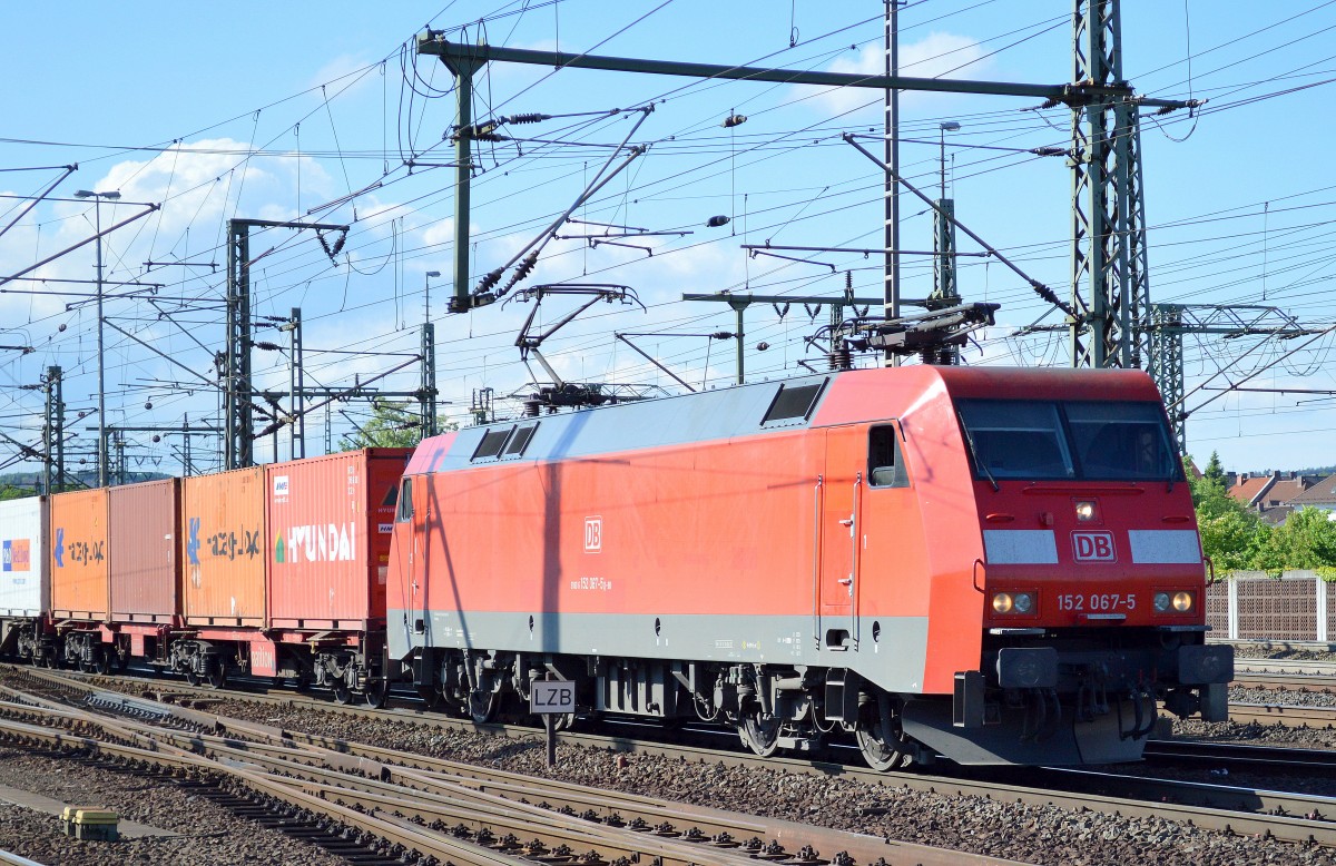 152 067-5 mit Containerzug am 23.05.14 Durchfahrt Bhf. Fulda.