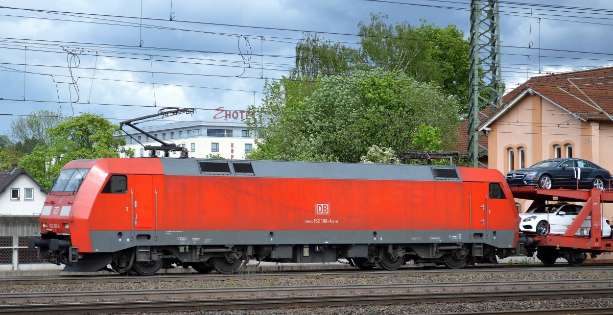 152 100-4 mit einem PKW-Transportzug am 09.05.14 Durchfahrt Bhf. Fulda.