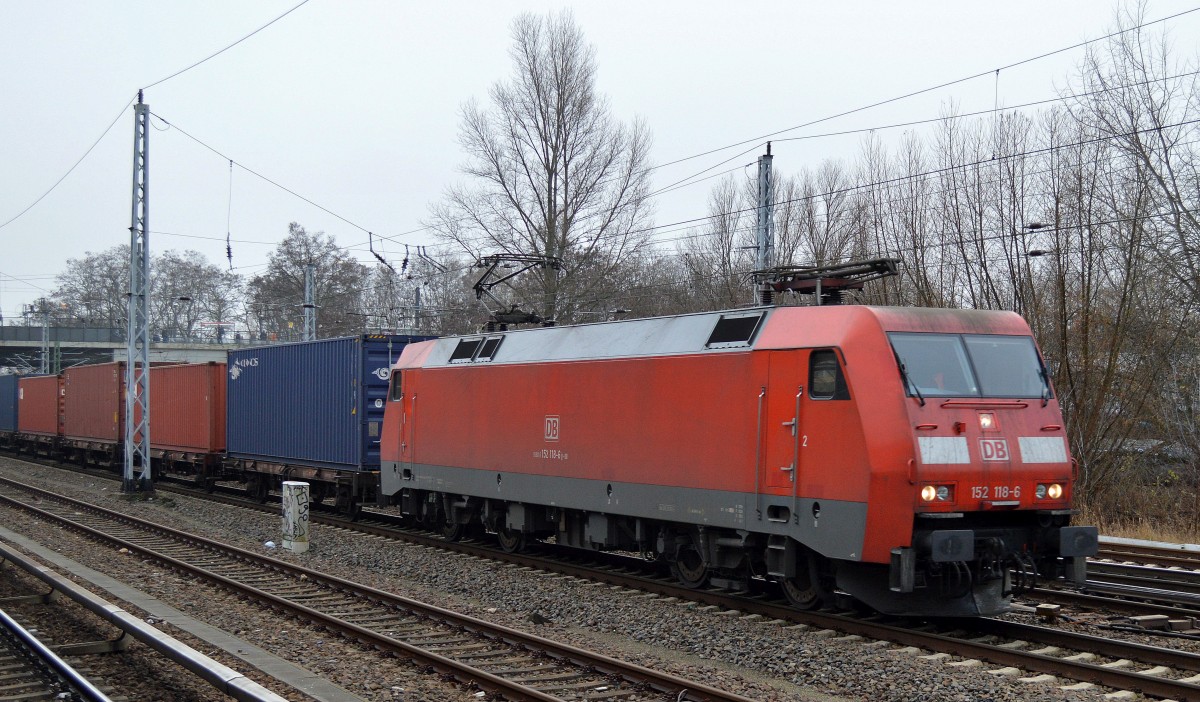 152 118-6 mit Containerzug am 14.12.15 Berlin-Springpfuhl.