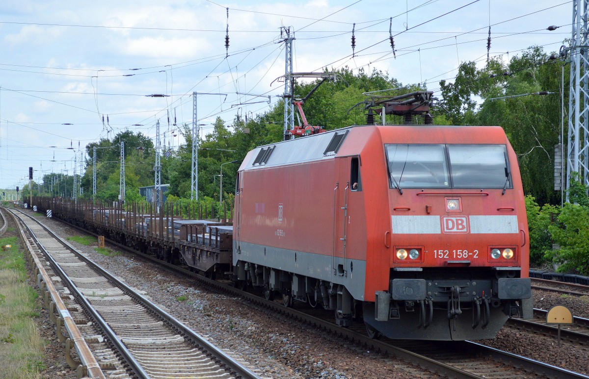152 158-2 mit einem Gütertransportzug Stahlbrammen am 15.07.15 Berlin-Hirschgarten.