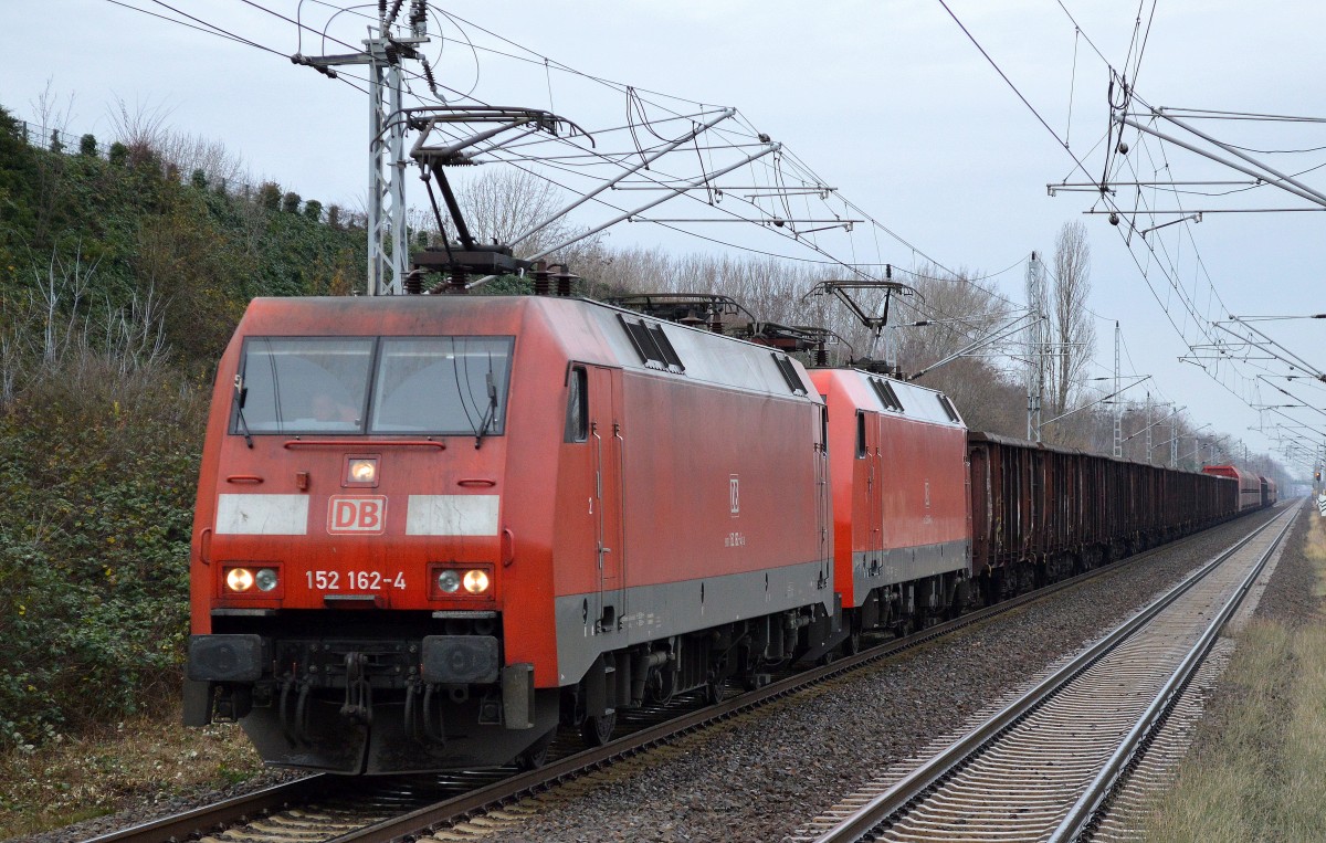 152 162-4 + 152 001-4 mit einem gemischten Güterzug mit offenen Wagen und Schüttgutwagen für einen Erztransportzug am 11.12.15 Berlin-Hohenschönhausen.