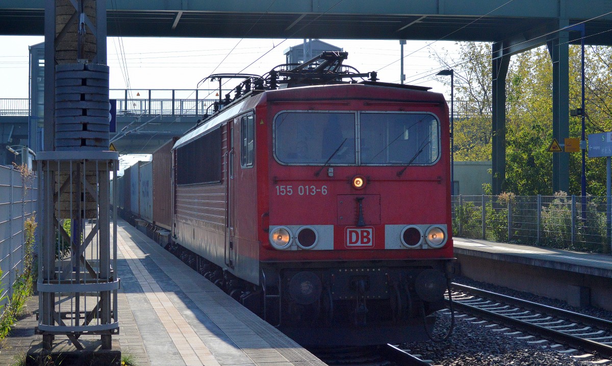 155 013-6 mit Containerzug am 06.10.14 Richtung Nordosten in Berlin-Hohenschönhausen.