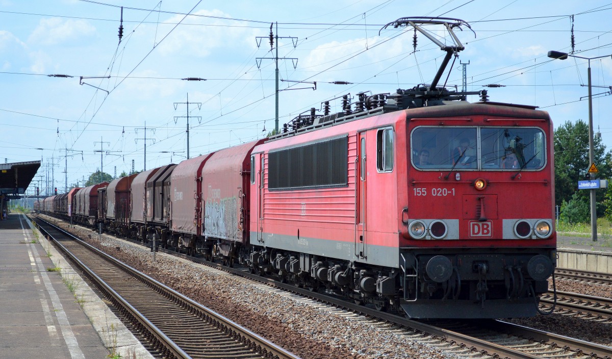 155 020-1 mit einem recht langen gemischten Güterzug bei der Durchfahrt Bhf. Flughafen Berlin-Schönefeld.