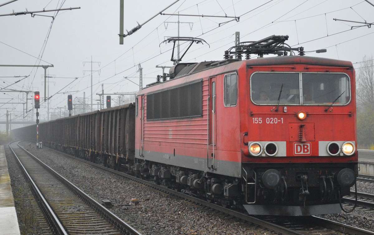155 020-1 mit Ganzzug offener Güterwagen mit Kohle als ladegut am 13.11.14 Bhf. Flughafen Berlin-Schönefeld.