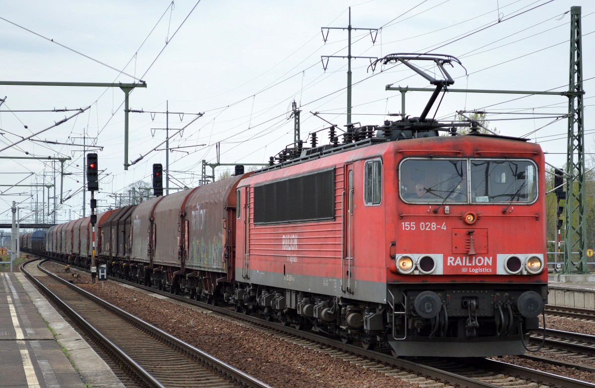 155 028-4 mit einem gemischten Güterzug für Stahlerzeugnisse (Coils) am 11.04.14 Durchfahrt Bhf. Flughafen Berlin-Schönefeld.