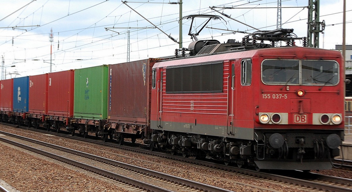 155 037-5 mit Containerzug zum Personalwechsel im Bhf. Flughafen Berlin-Schnefeld, 04.09.13