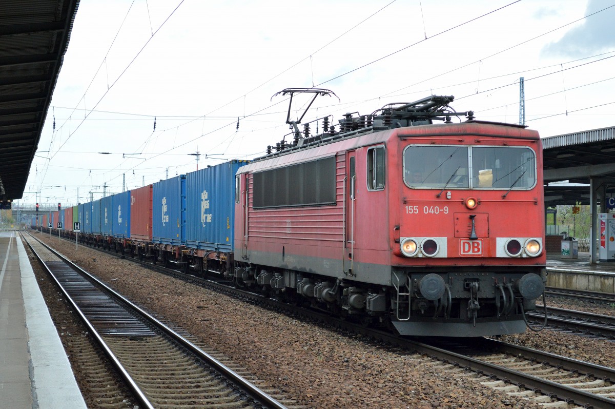155 040-9 mit Containerzug fährt zum Personalwechsel im Bhf. Flughafen Berlin-Schönefeld ein, 08.04.14