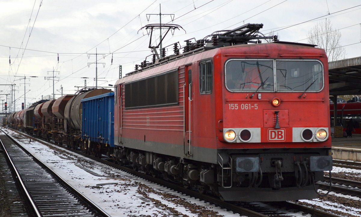 155 061-5 mit gemischtem Güterzug am 12.01.17 Bf. Flughafen Berlin-Schönefeld.