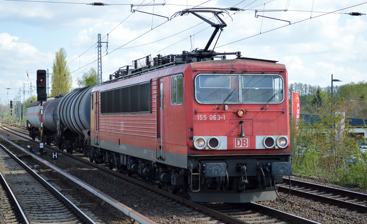 155 063-1 mit einigen Kesselwagen am 29.04.15 Berlin-Karow.