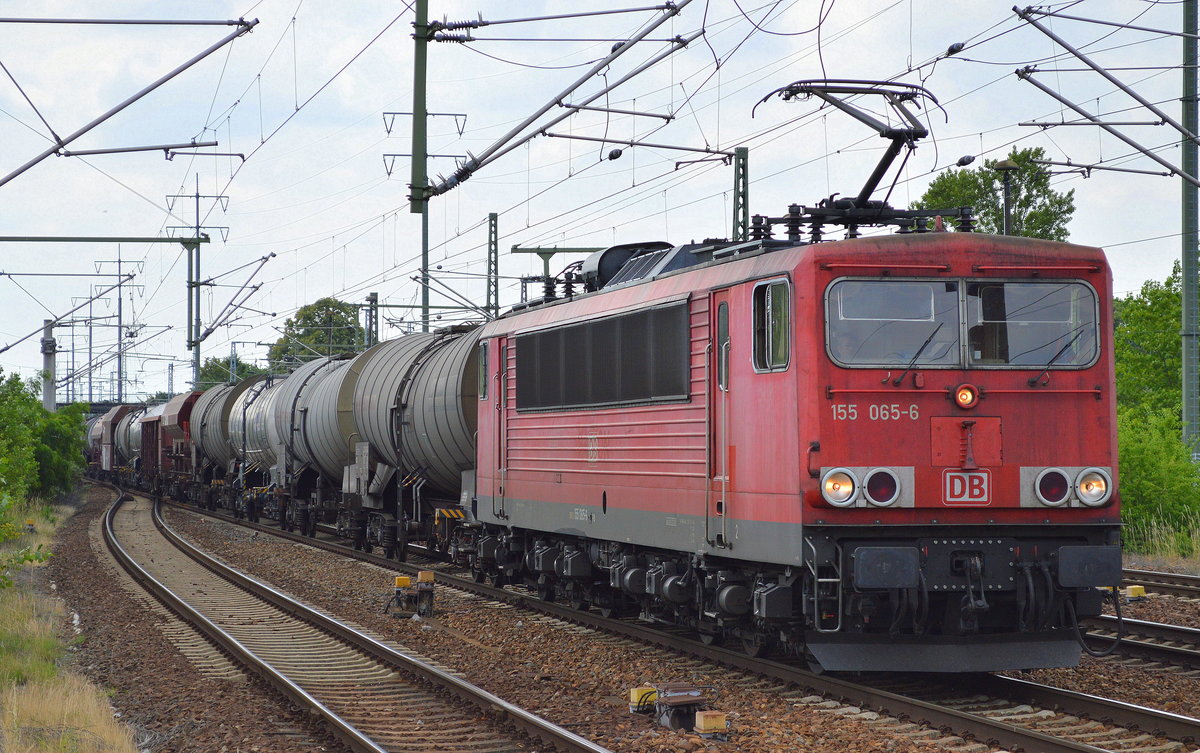 155 065-5 mit gemischtem Güterzug am 28.06.17 Bf. Flughafen Berlin-Schönefeld.