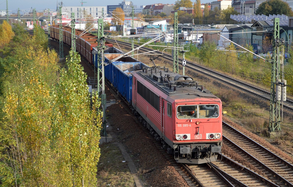 155 085-4 mit einem gemischten Güterzug mit zwei offenen Güterwagen der PKP mit Schrottquadern beladen und leeren Schüttgutwagen der VPS - Verkehrsbetriebe Peine - Salzgitter GmbH am 04.11.14 Berlin-Putlitzbrücke. 