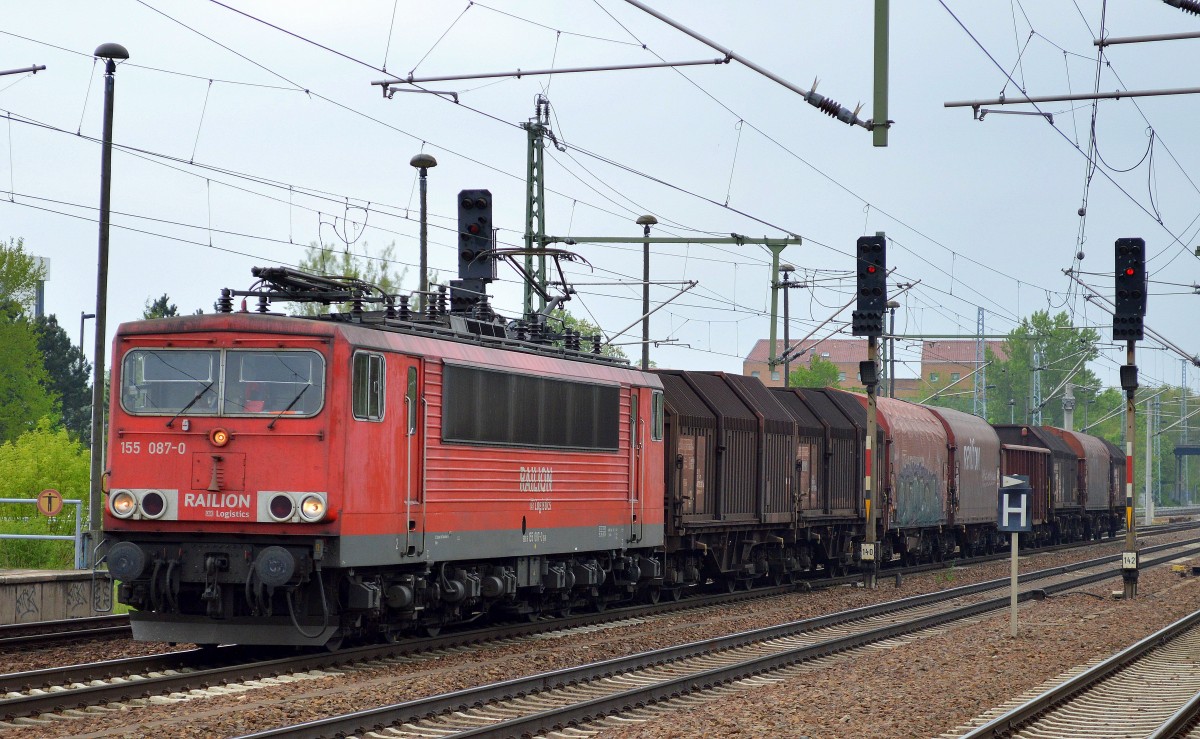 155 087-0 mit einigen Güterwagen (Coils) am 24.04.14 Durchfahrt Bhf. Flughafen Berlin-Schönefeld.